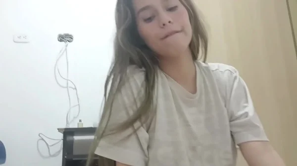 Garota novinha fodendo em casa