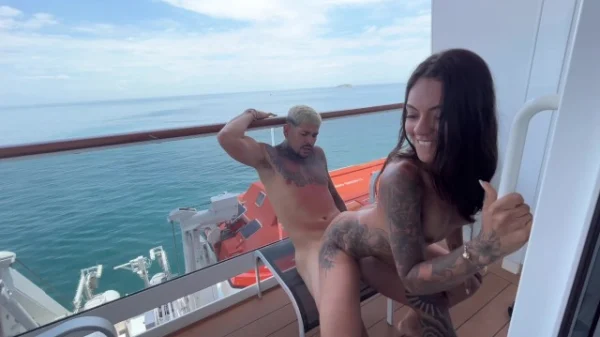 Morena safada cavalgando o namorado em cruzeiro