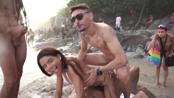 Novinha carioca transando em suruba na praia sem camisinha