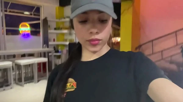 Novinha se masturbando no banheiro do shopping